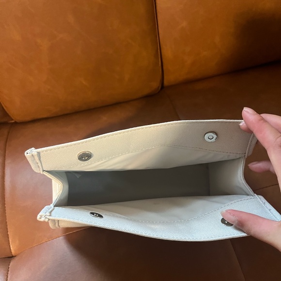 Dior Beauty Grey/White Pouch - Picture 4 of 10